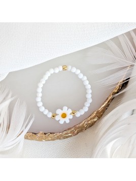 biały pierścionek z kwiatkiem stokrotka z koralików