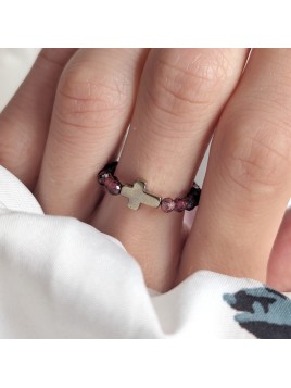 Pierścionek z granatu z krzyżykiem z hematytu