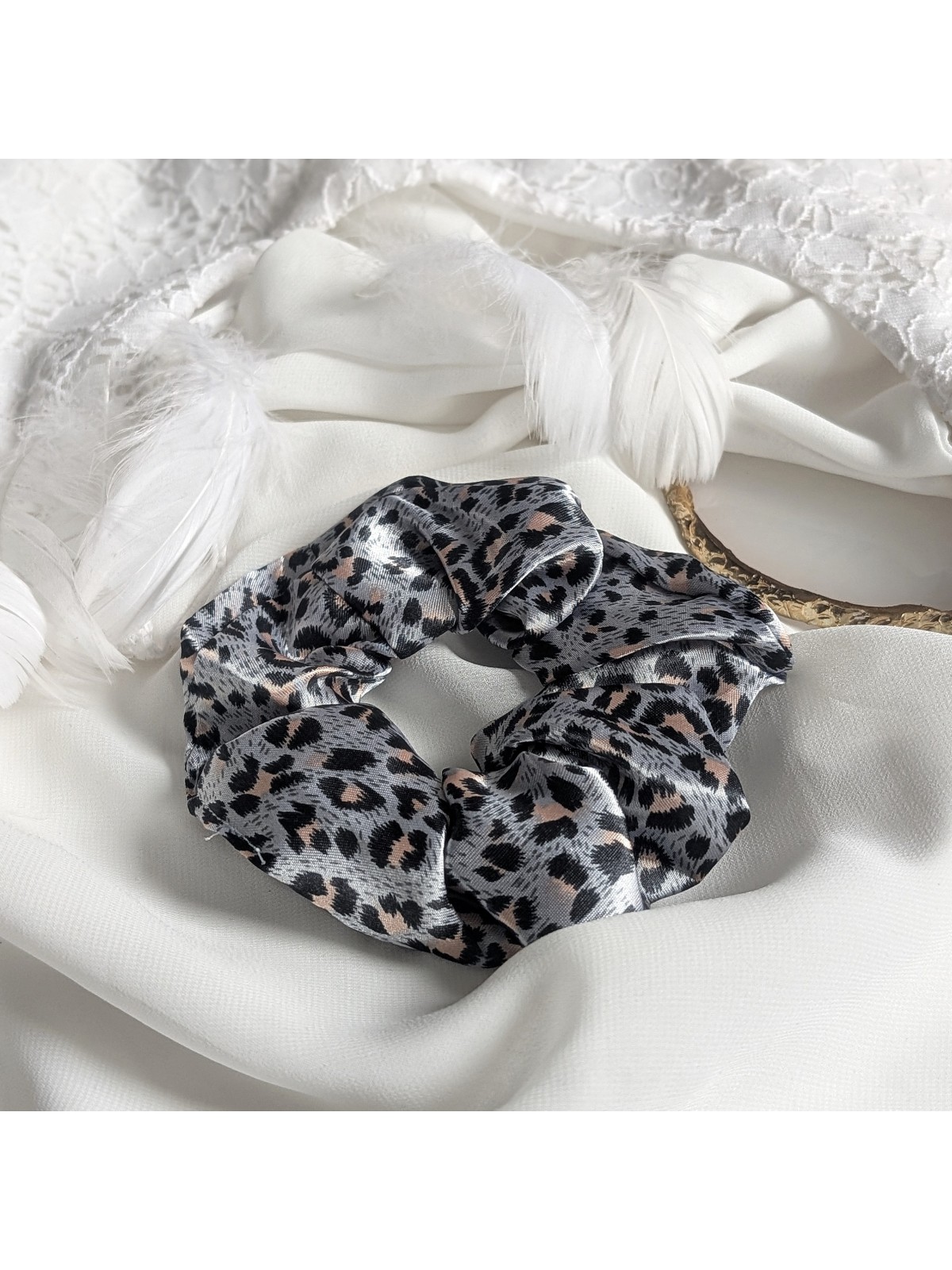 szara Satynowa frotka do włosów scrunchies w cętki