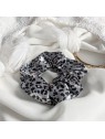 szara Satynowa frotka do włosów scrunchies w cętki