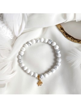 Bransoletka z howlitu i czterolistnej koniczynki amulet szczęścia, spokoju i pozytywnej energii