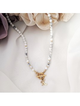 Wisiorek z howlitem ze złotą literką