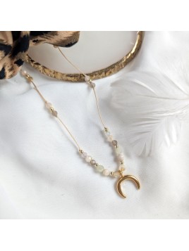 Delikatny naszyjnik z półksiężycem i kamieniami naturalnymi