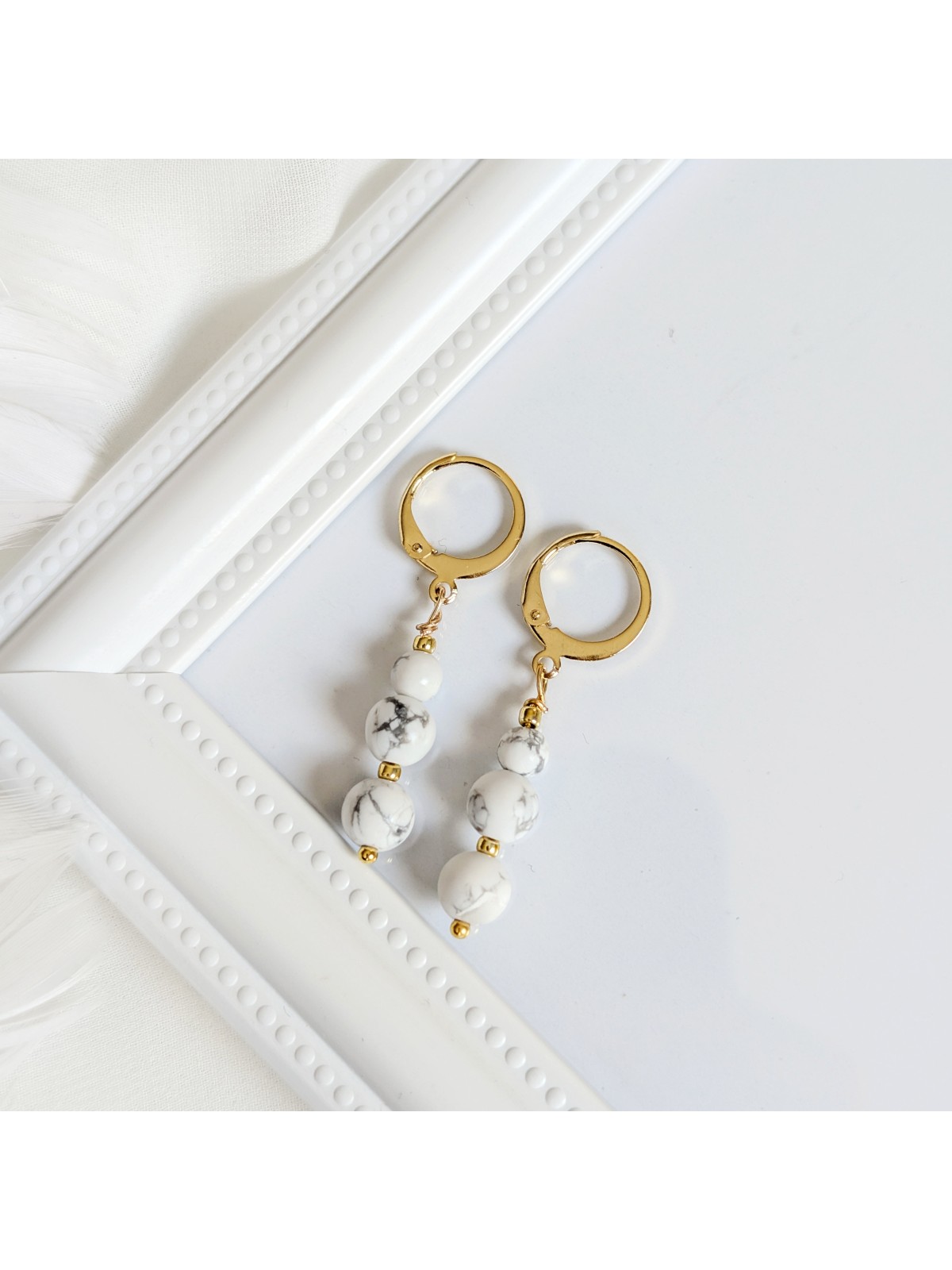 Kolczyki z howlitem na złotych biglach