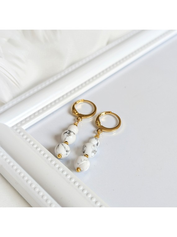 Złote kolczyki z howlitem