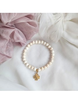 Bransoletka z kremowego howlitu z koniczynką