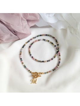 Naszyjnik z kolorowego turmalinu z zawieszką literką