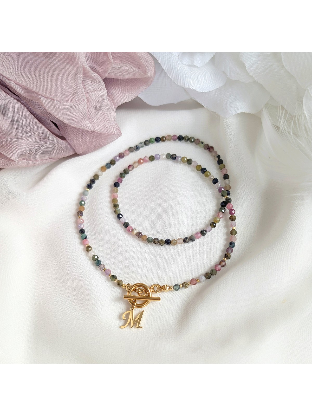 Naszyjnik z kolorowego turmalinu z zawieszką literką