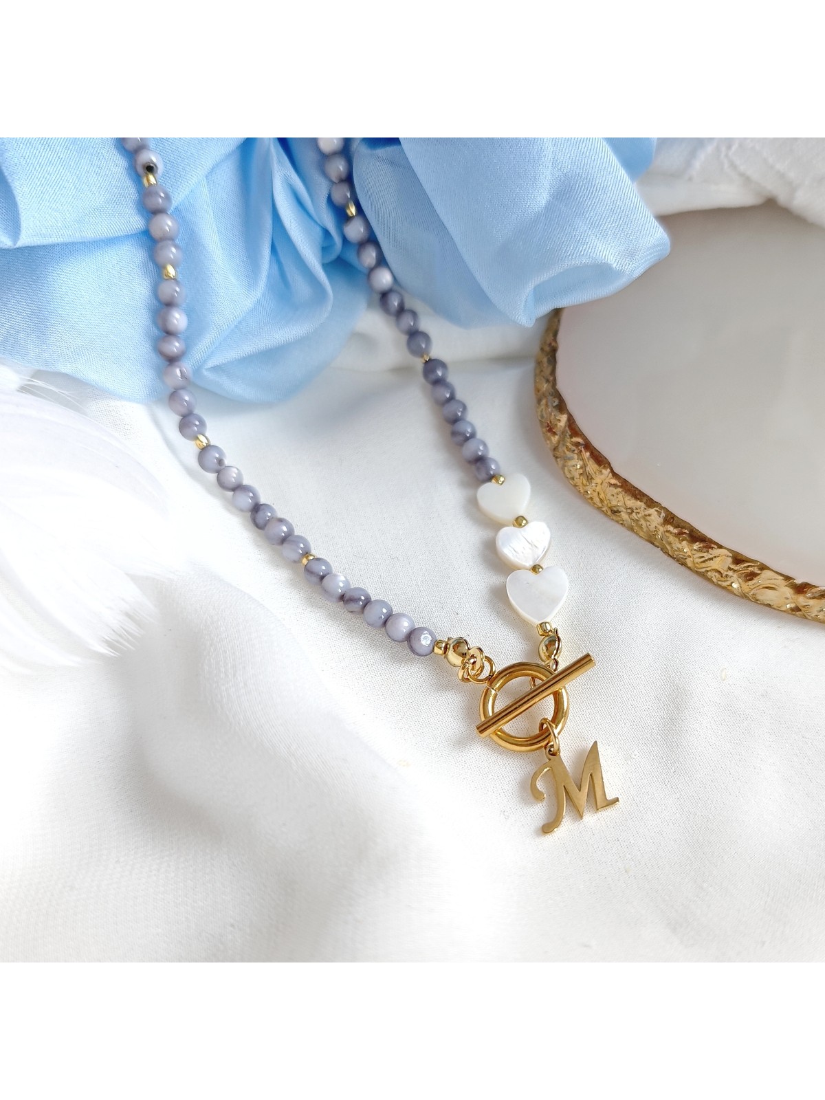 Naszyjnik z Masy Perłowej z Perłowymi serduszkami i złota litera