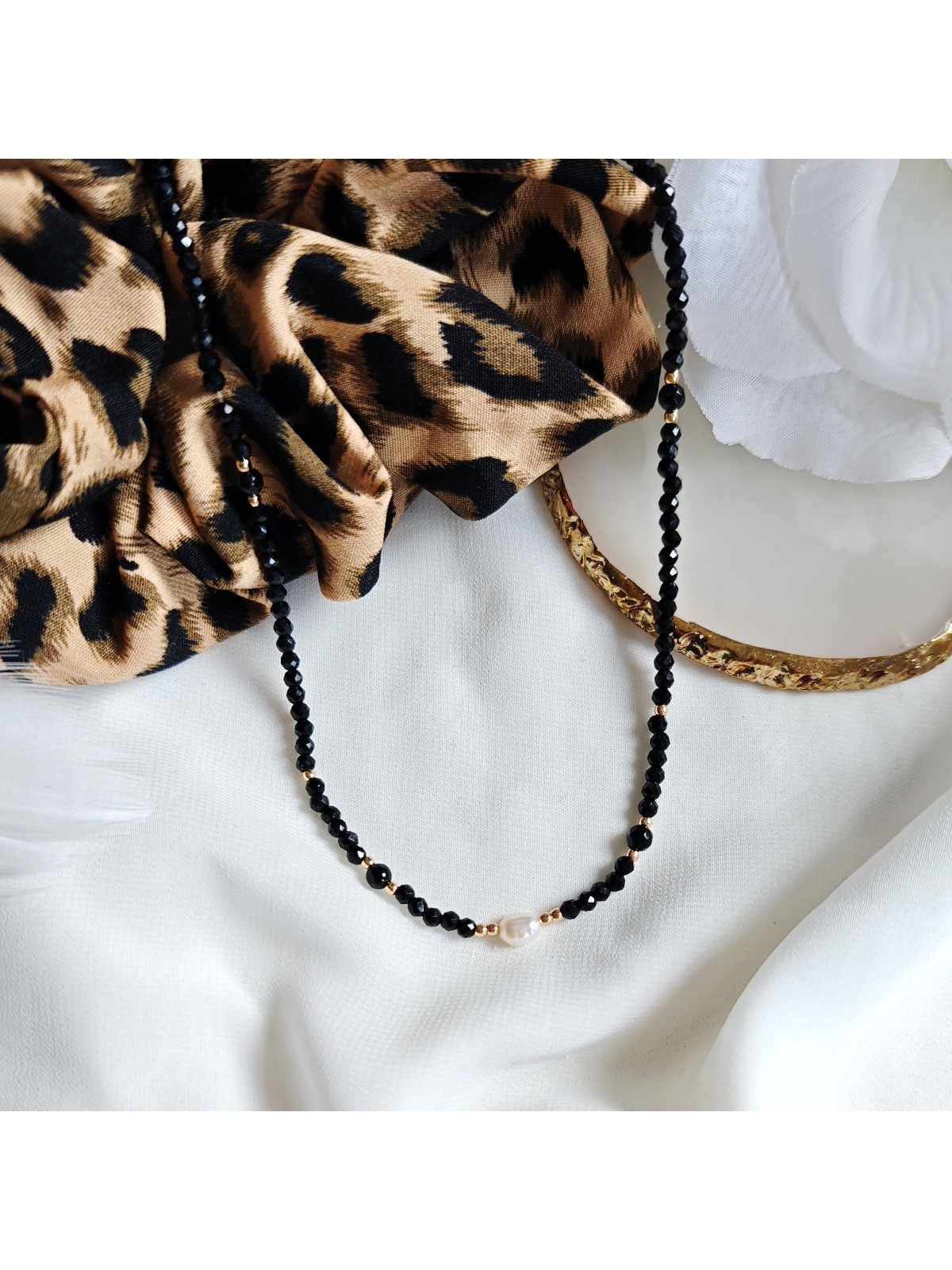 Modny naszyjnik z kamieni naturalnych spinel onyks i hematyt Modny naszyjnik z kamieni naturalnych spinel onyks i hematyt