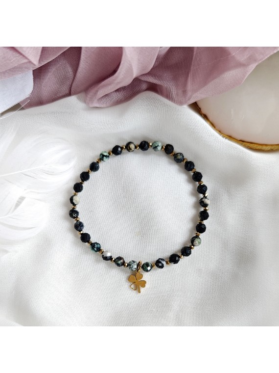 Bransoletka z turkusu afrykańskiego z czterolistną koniczynką Bransoletka z turkusu afrykańskiego z czterolistną koniczynką