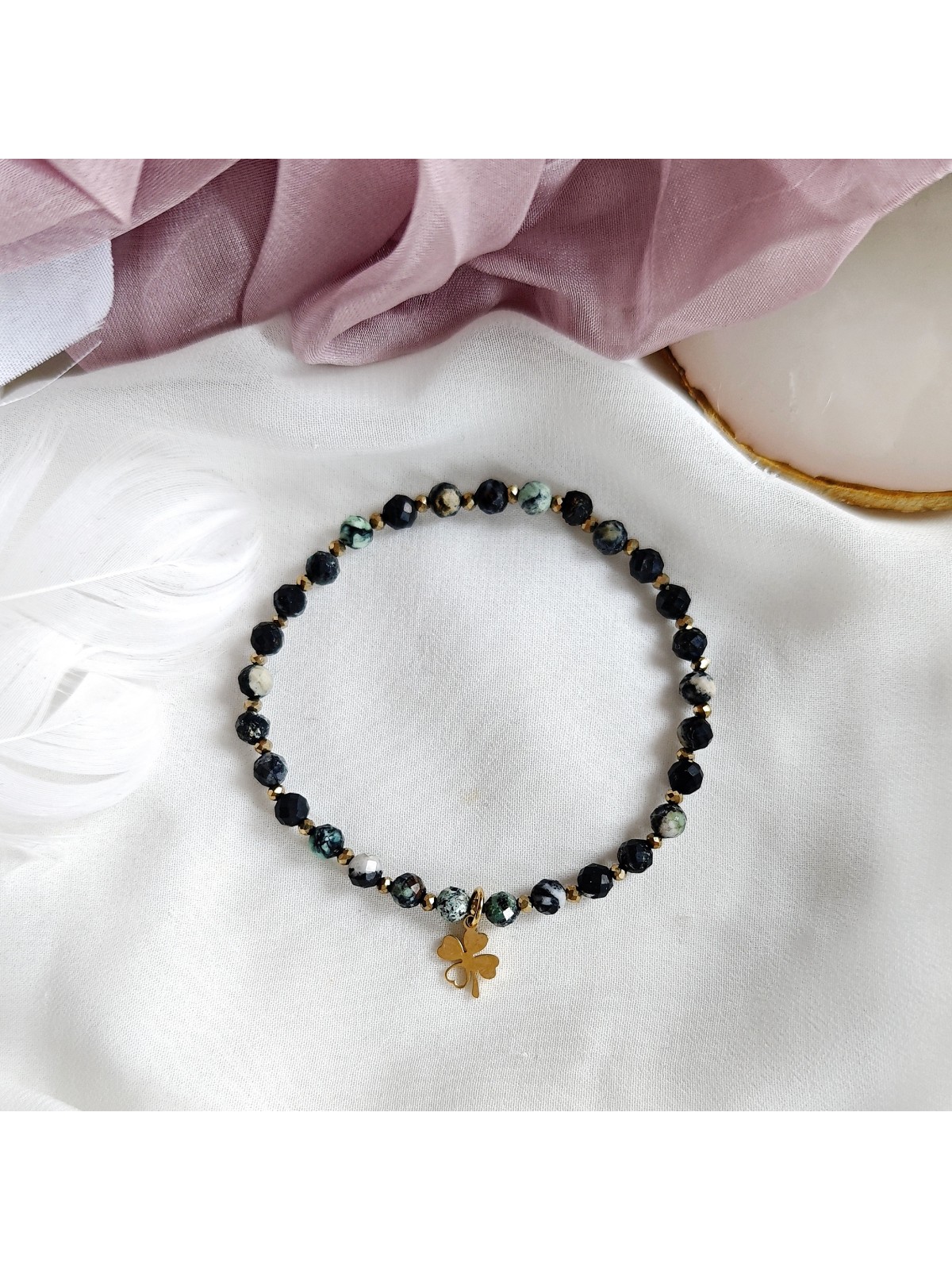 Bransoletka z turkusu afrykańskiego z czterolistną koniczynką Bransoletka z turkusu afrykańskiego z czterolistną koniczynką