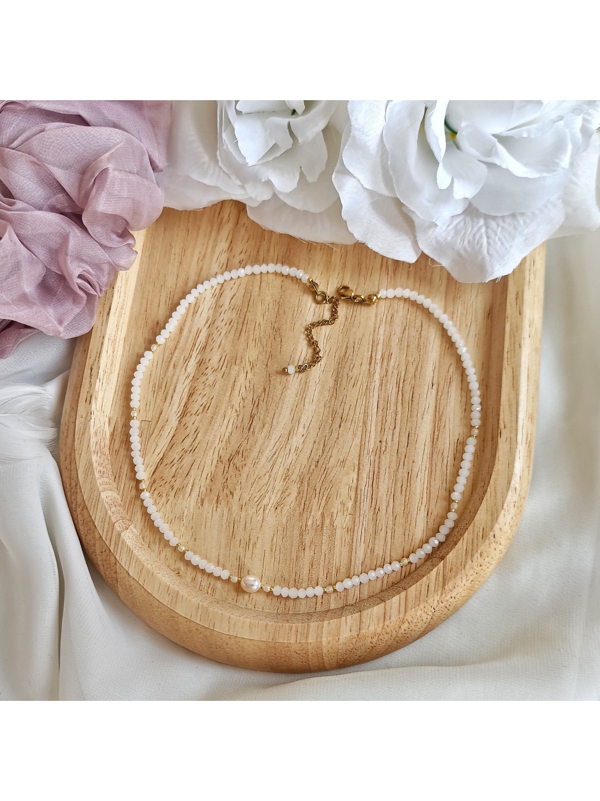 Naszyjnik z mlecznobiałych kryształków z naturalną perłą słodkowodną