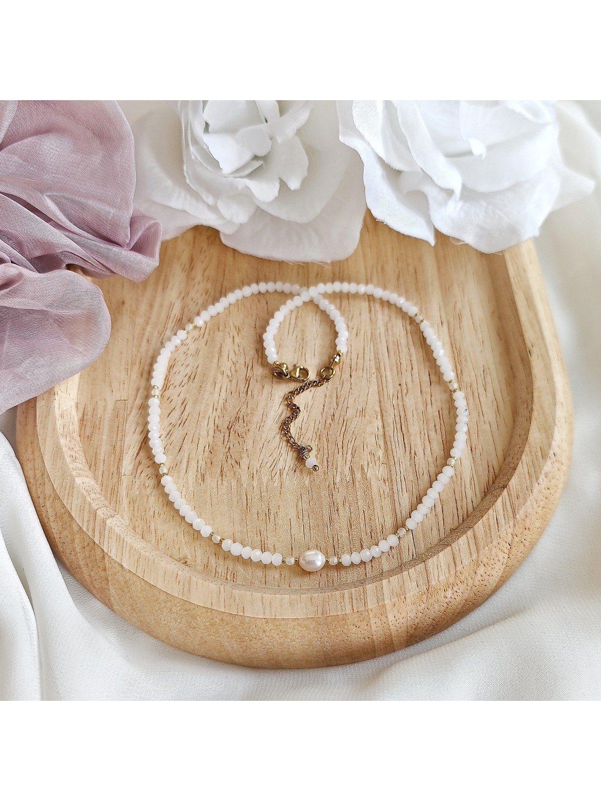 Naszyjnik z perłą naturalną i białych kryształków