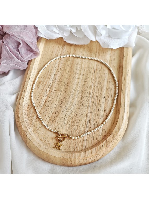 Naszyjnik z kremowego howlitu z zawieszką literką i zapięciem toggle