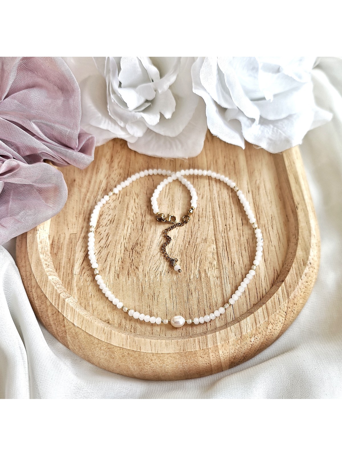 Naszyjnik z białych kryształków z naturalną perłą