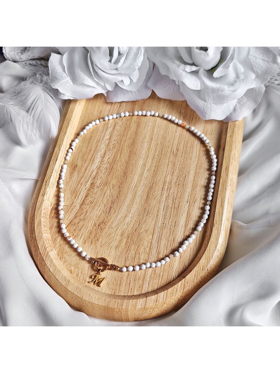 Naszyjnik z białego agatu i kamienia księżycowego z literką