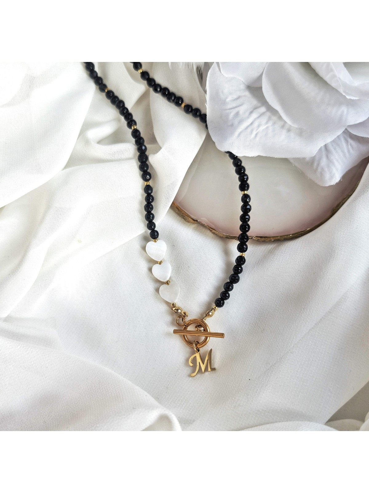 Naszyjnik z onyksu i masy perłowej  z literką