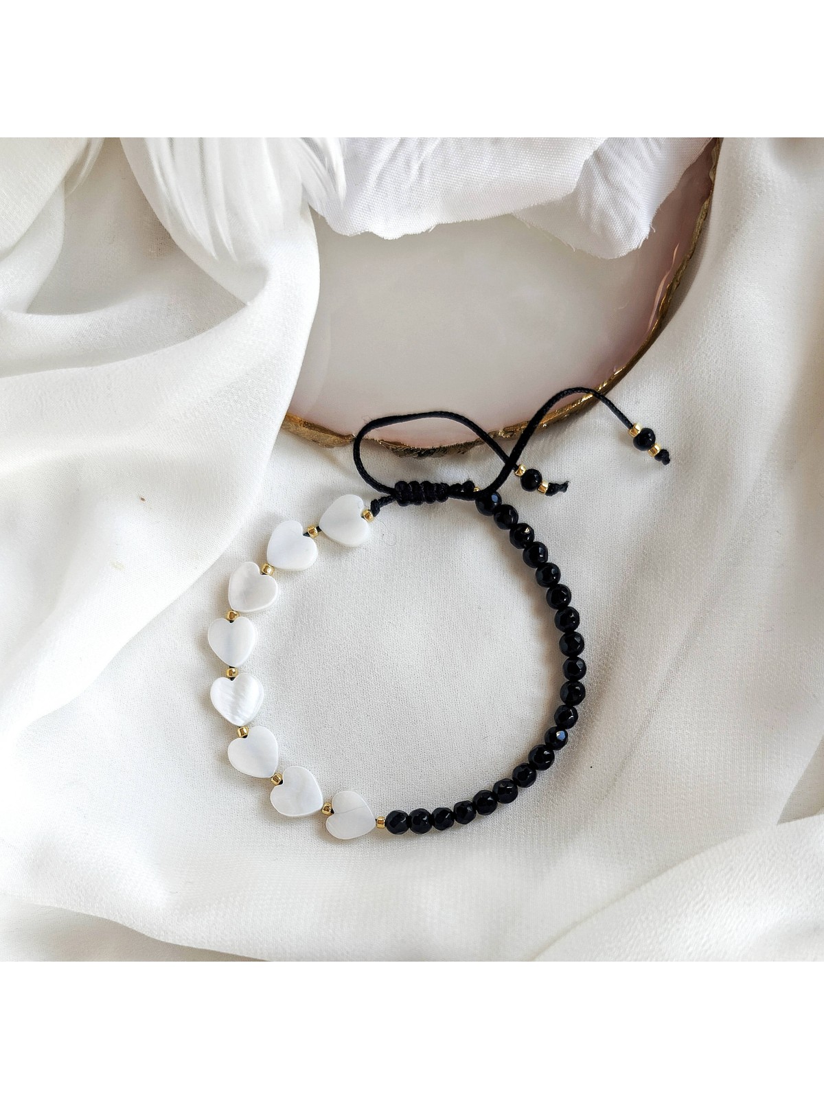 Bransoletka z onyksu z serduszkami z masy perłowej