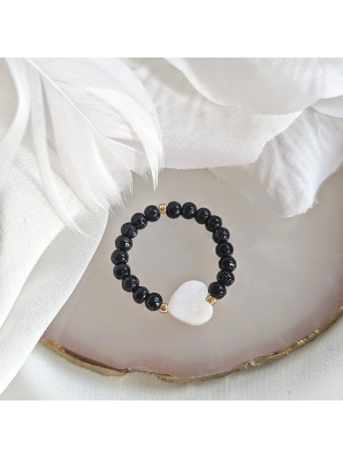 Pierścionek z onyksu z serduszkiem z masy perłowej