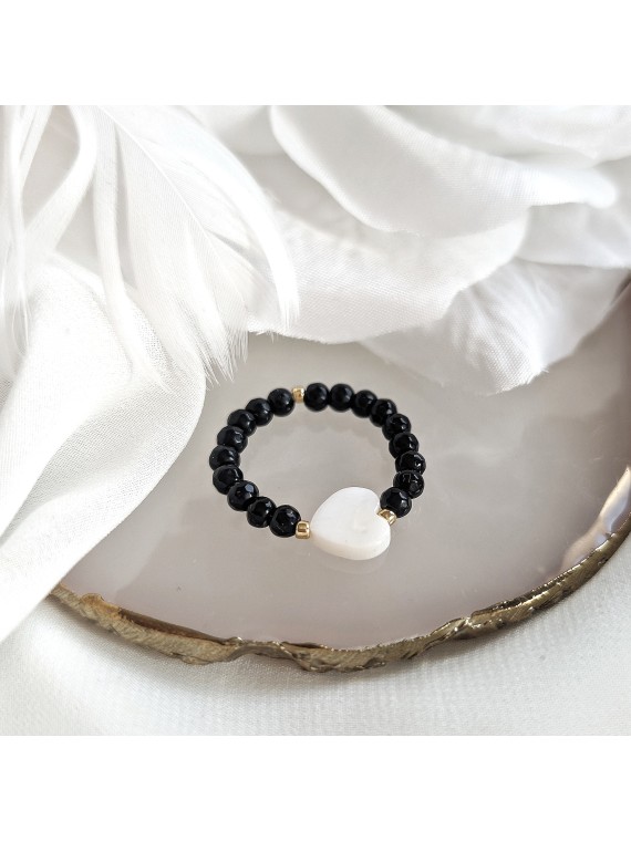 Pierścionek z onyksu i serduszka z masy perłowej na gumce