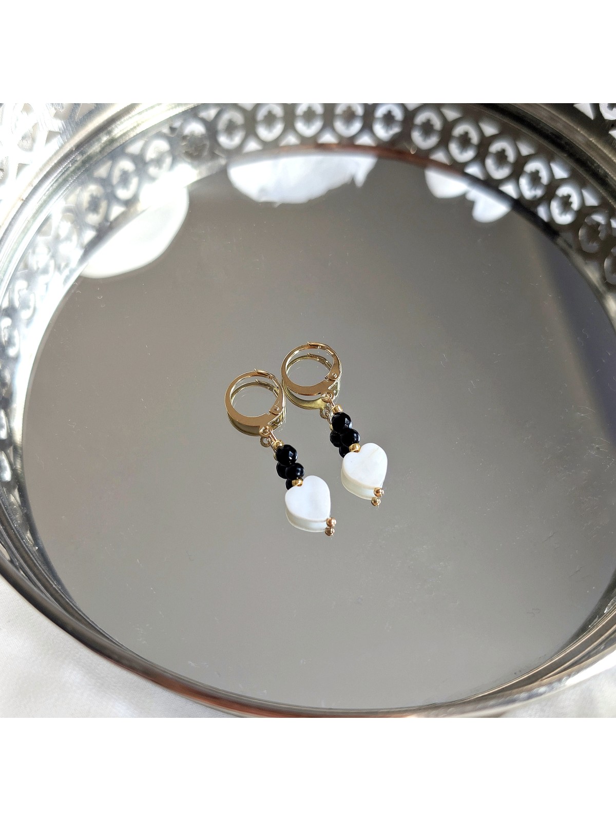 Kolczyki z onyksu z serduszkiem z masy perłowej