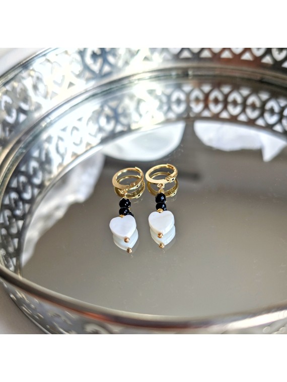 kolczyki złote z serduszkiem z masy perłowej oraz onyksem