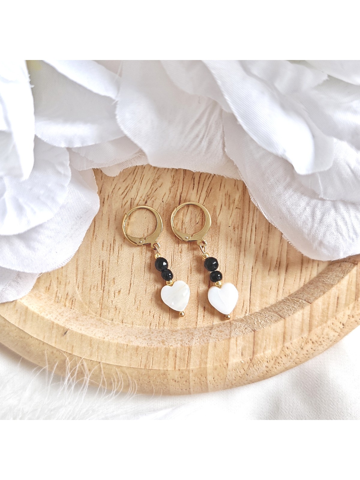 Kolczyki z naturalnych kamieni onyksu oraz serduszek z masy perłowej.