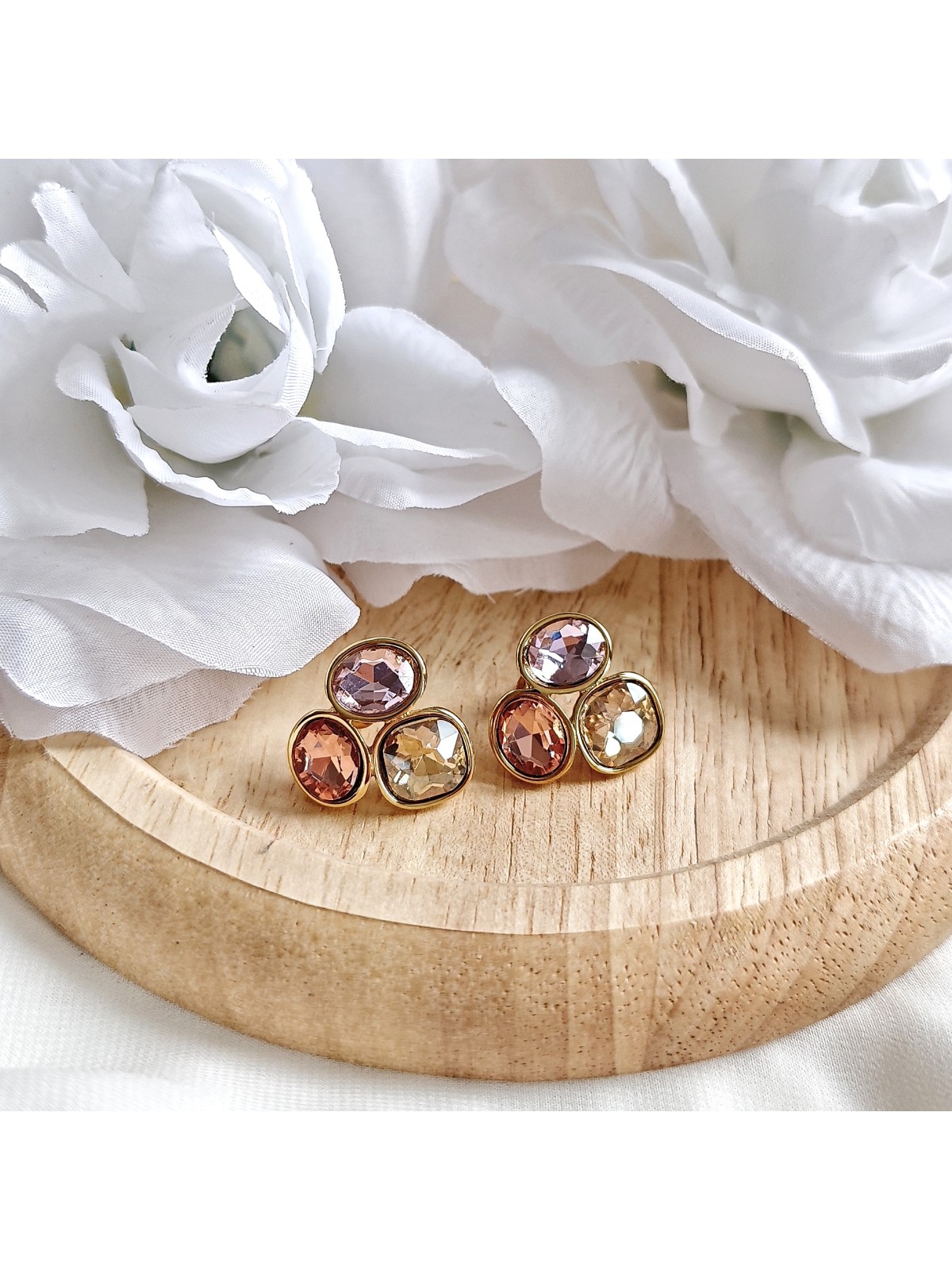 Kolczyki złote ze stali chirurgicznej z kolorowymi kryształkami.