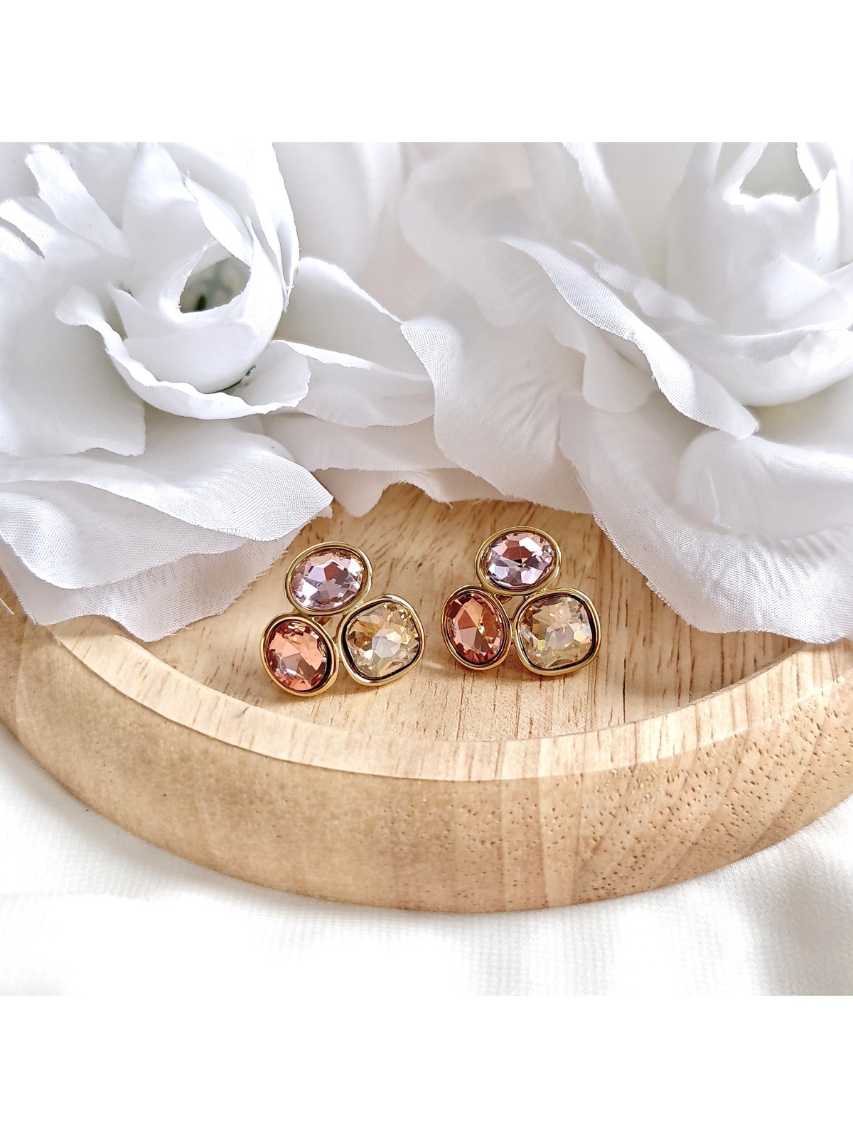 Złote kolczyki z kolorowymi kryształkami