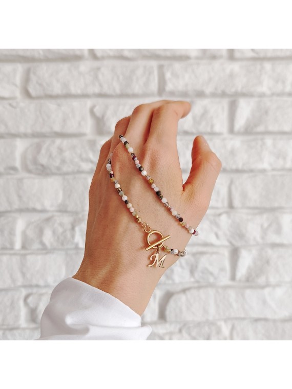 Naszyjnik z kamieniami naturalnymi z zapięciem toggle i literą