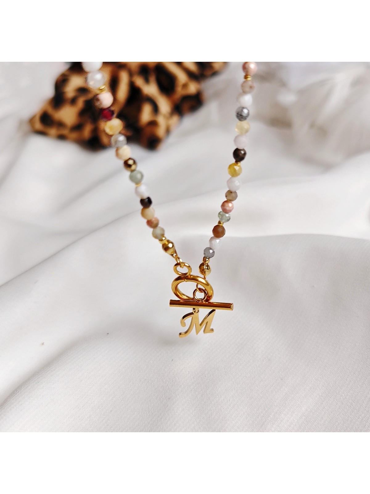 Łańcuszek z kamieniami naturalnymi z zawieszką literką