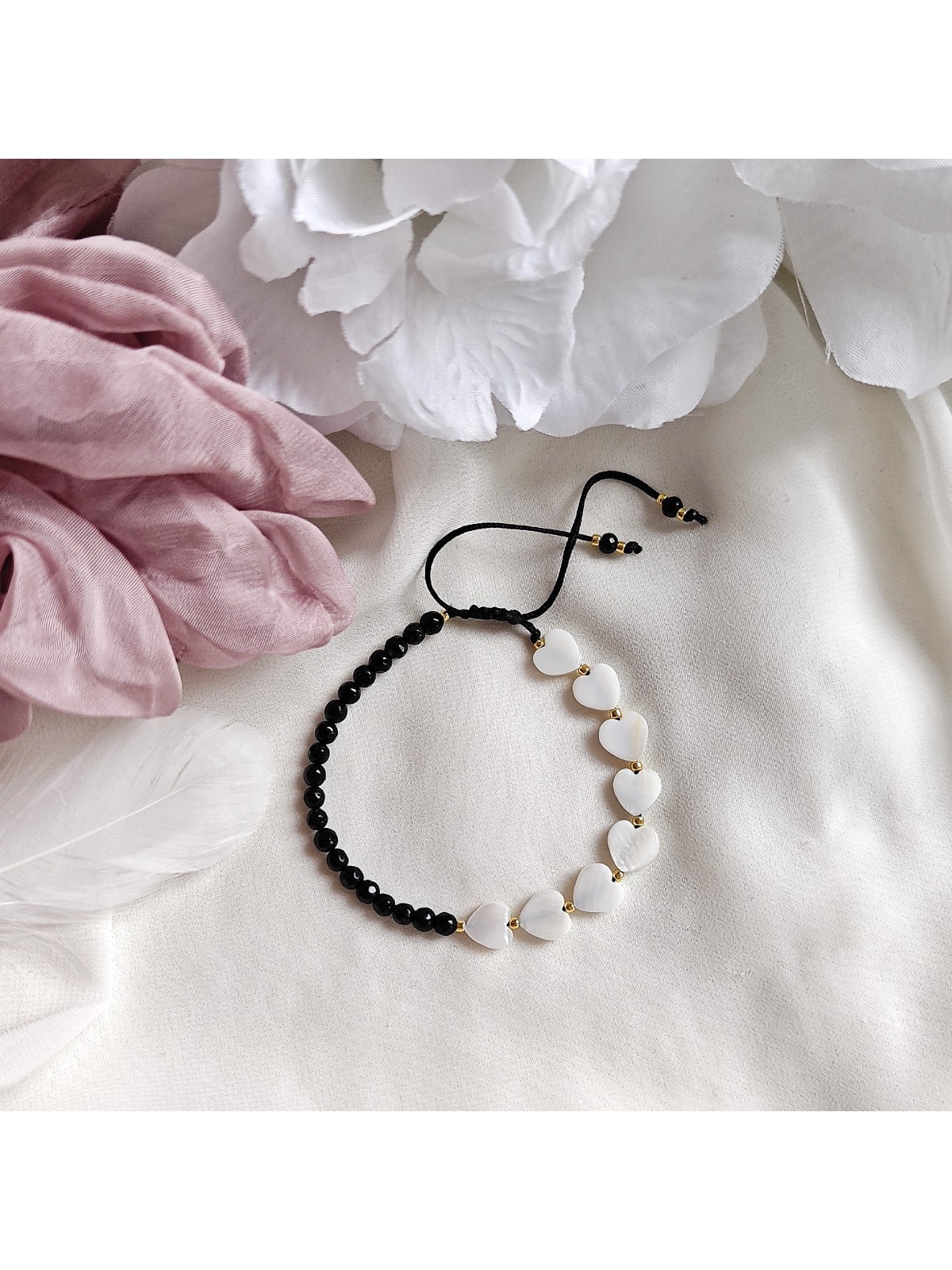 bransoletka na sznurku z sercem z masy perłowej i onyksem