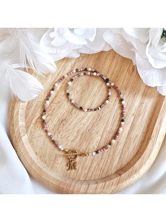 naszyjnik z kamieni naturalnych z literką