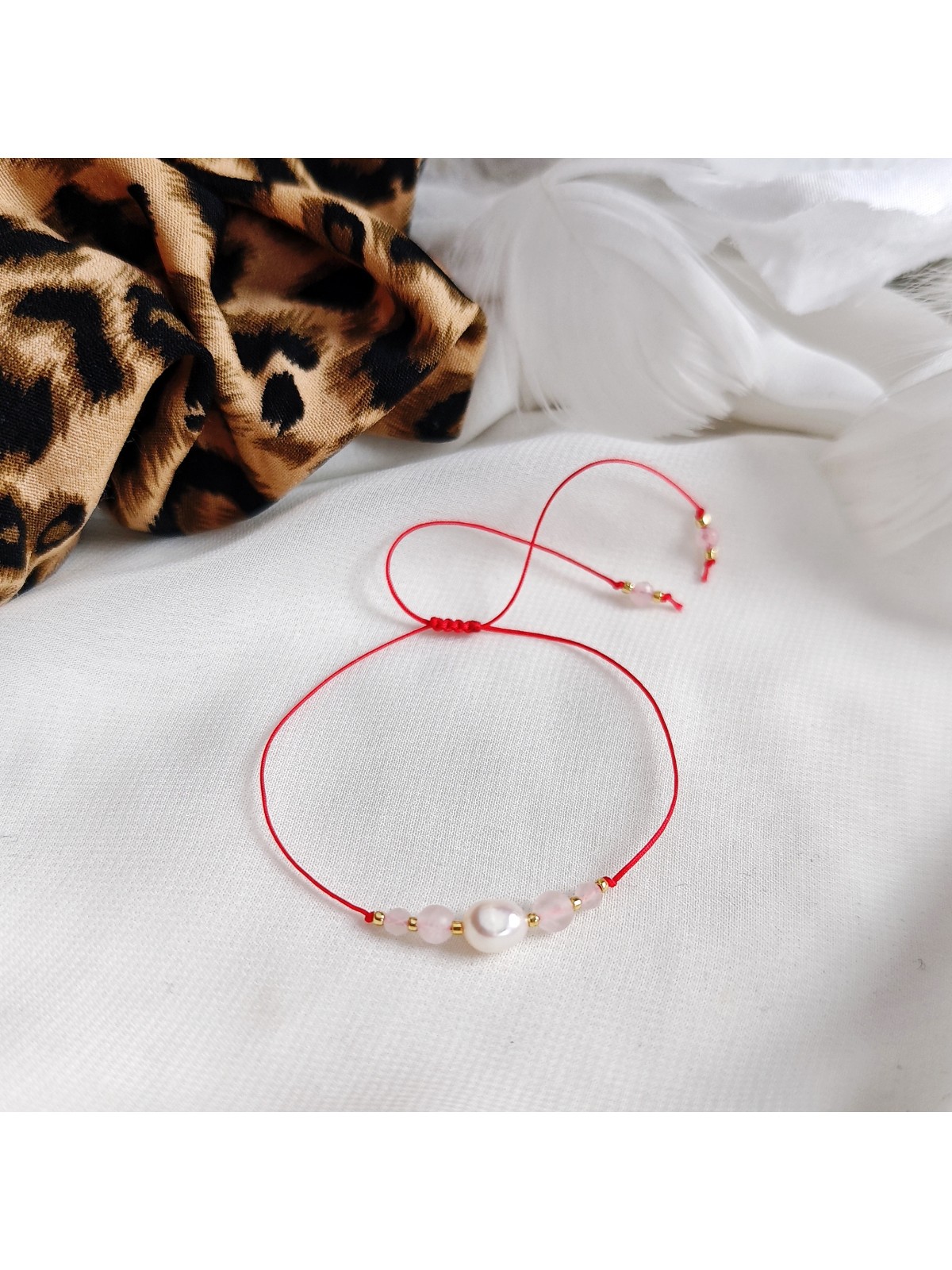 Bransoletka z perły i kwarcu na czerwonym sznurku