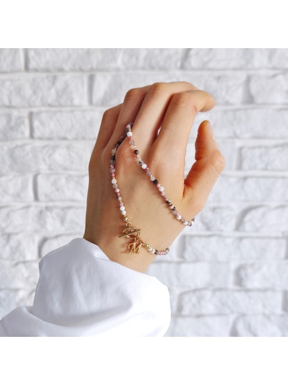 Naszyjnik z kamieni naturalnych z zapięciem toggle i z literką