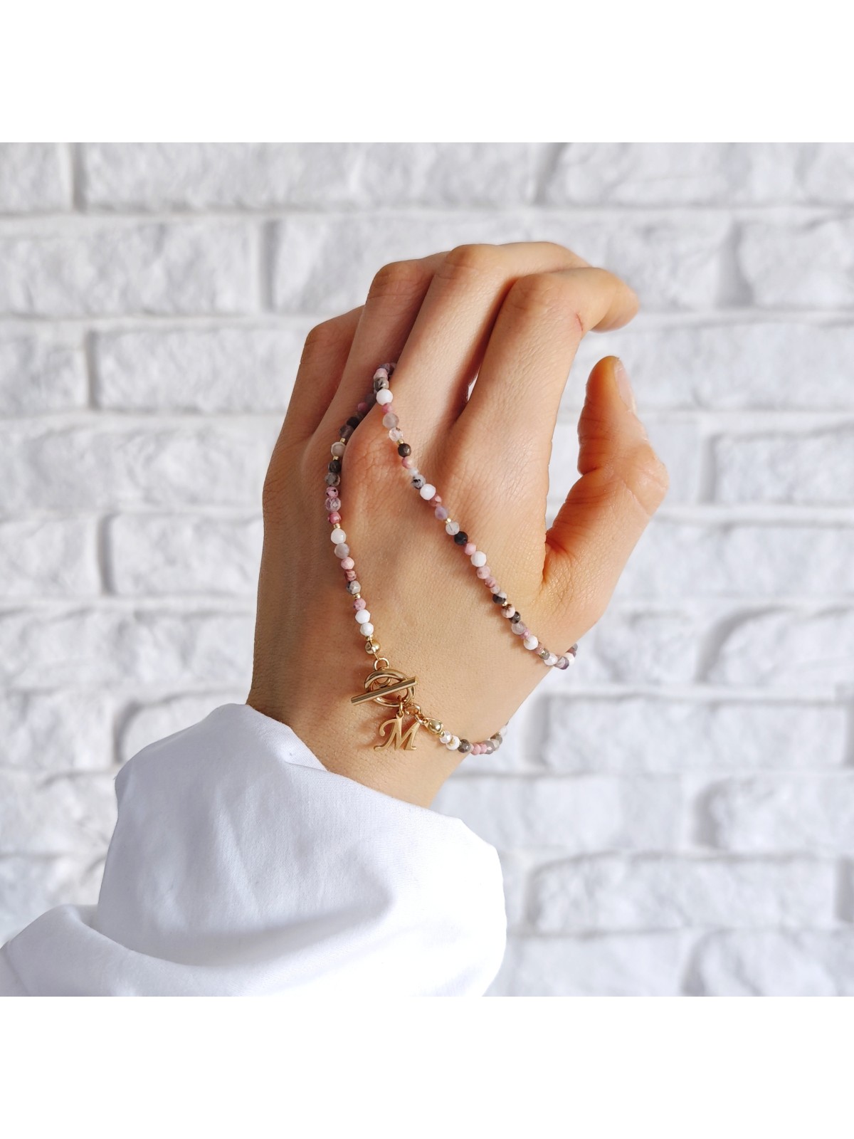 Naszyjnik z kamieni naturalnych z zapięciem toggle i z literką