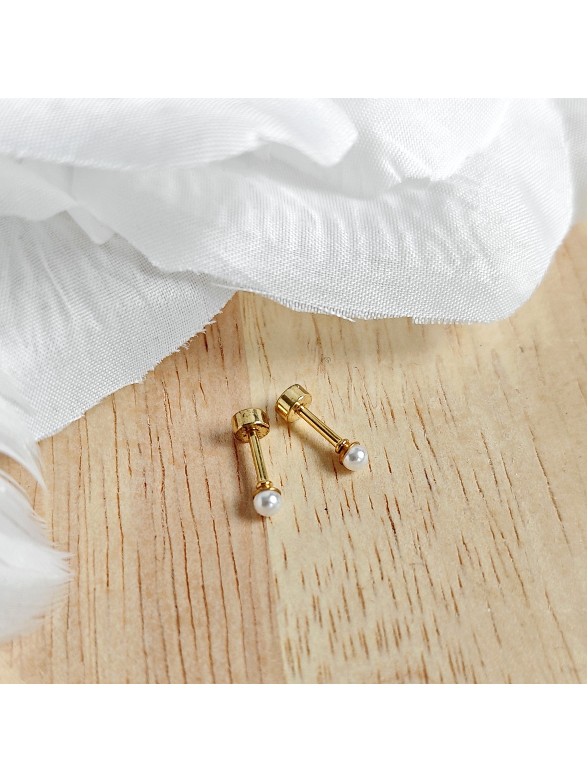 drobne kolczyki z perełką złote