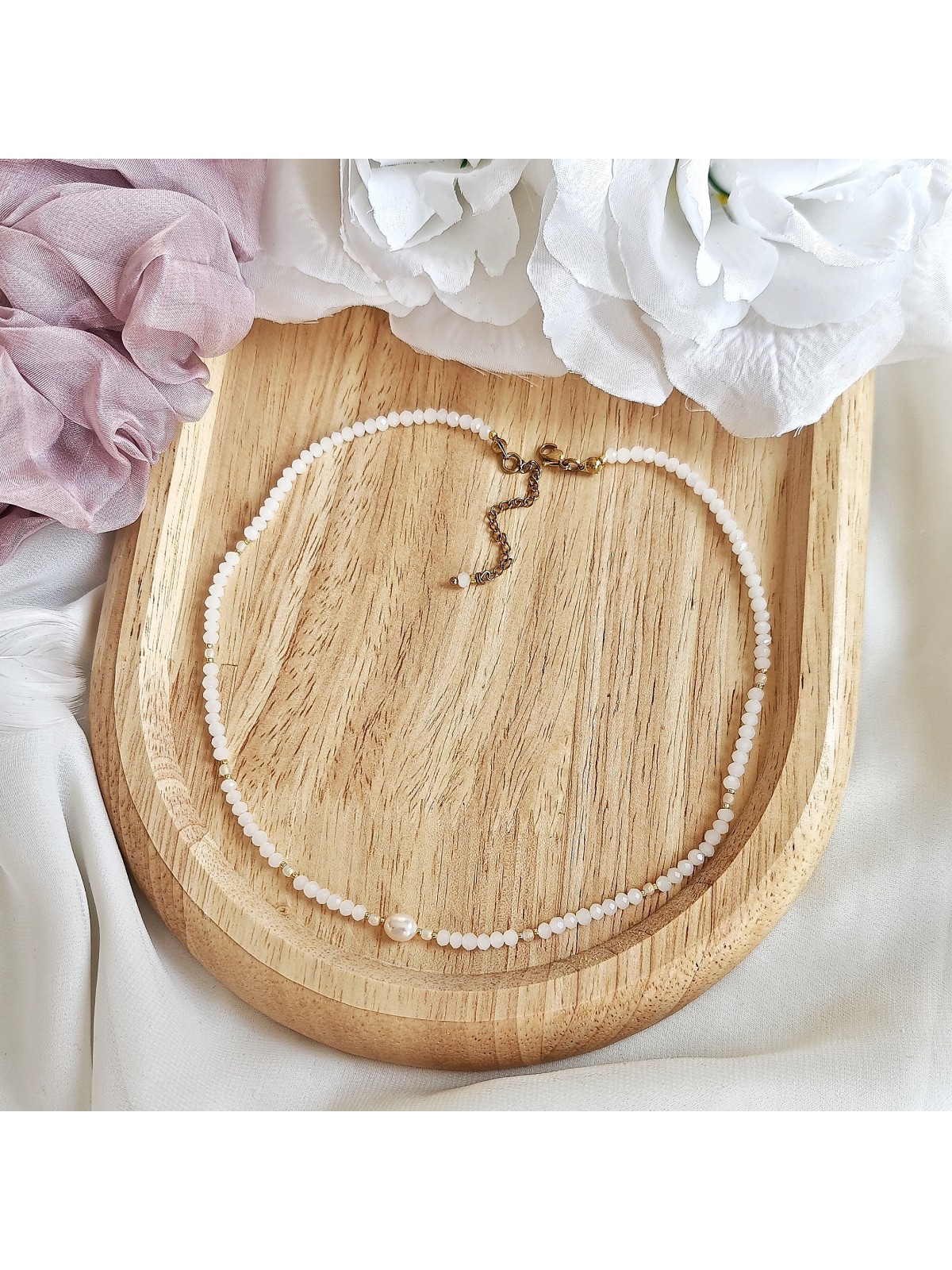 Ręcznie wykonany naszyjnik z perłą i białe kryształki