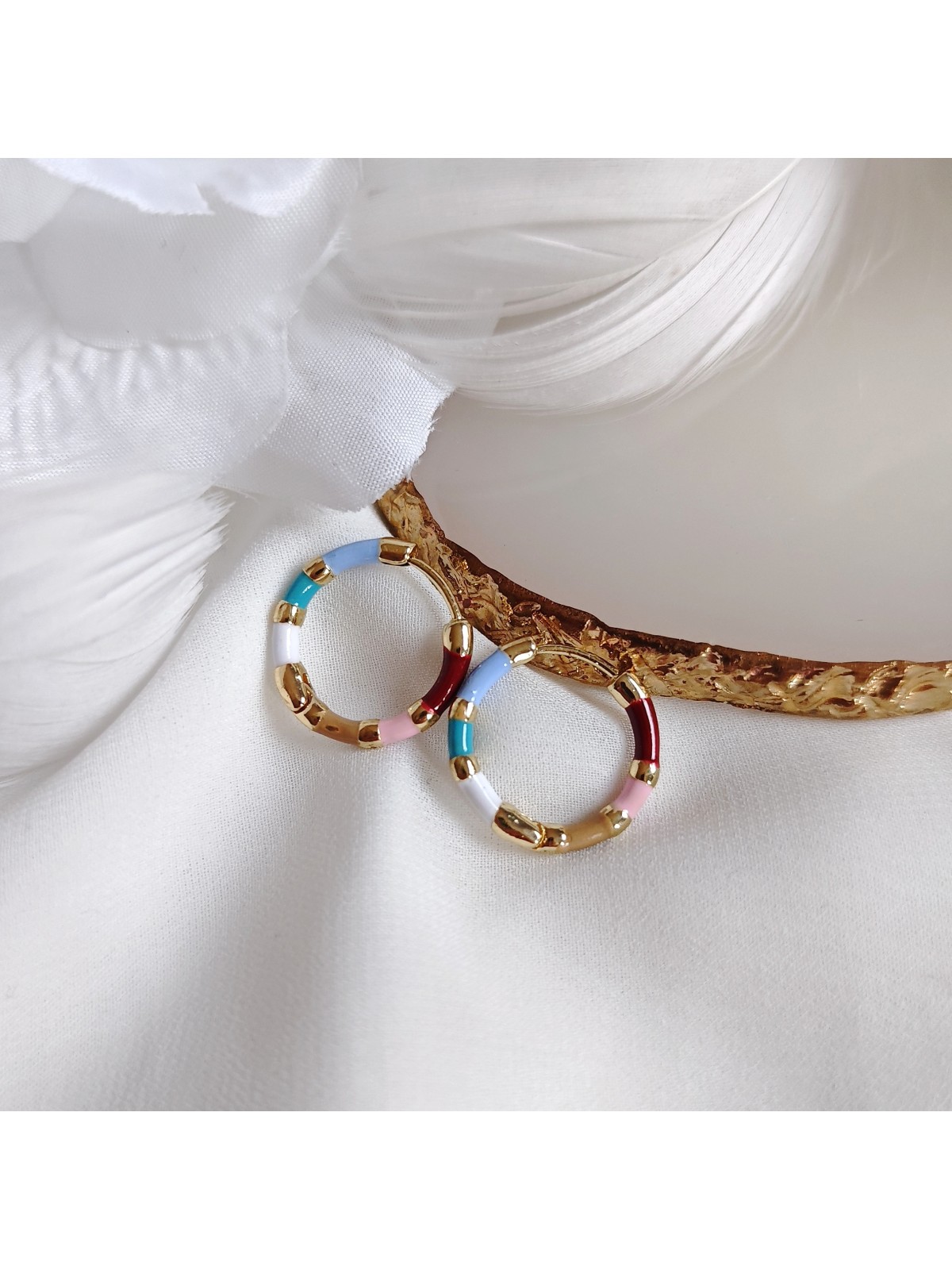 Kolczyki złote koła z wielobarwnymi detalami