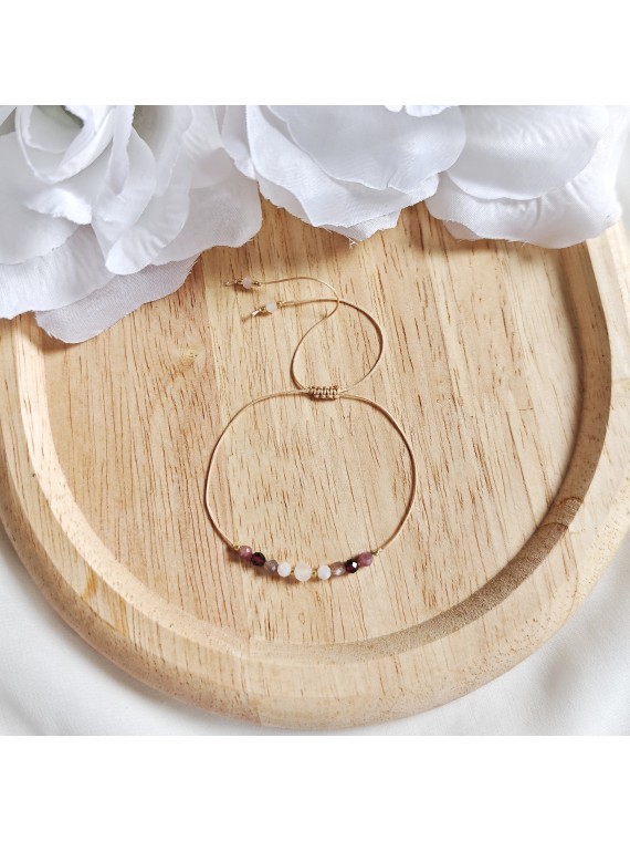 delikatna bransoletka z kamieniami na sznurku na prezent