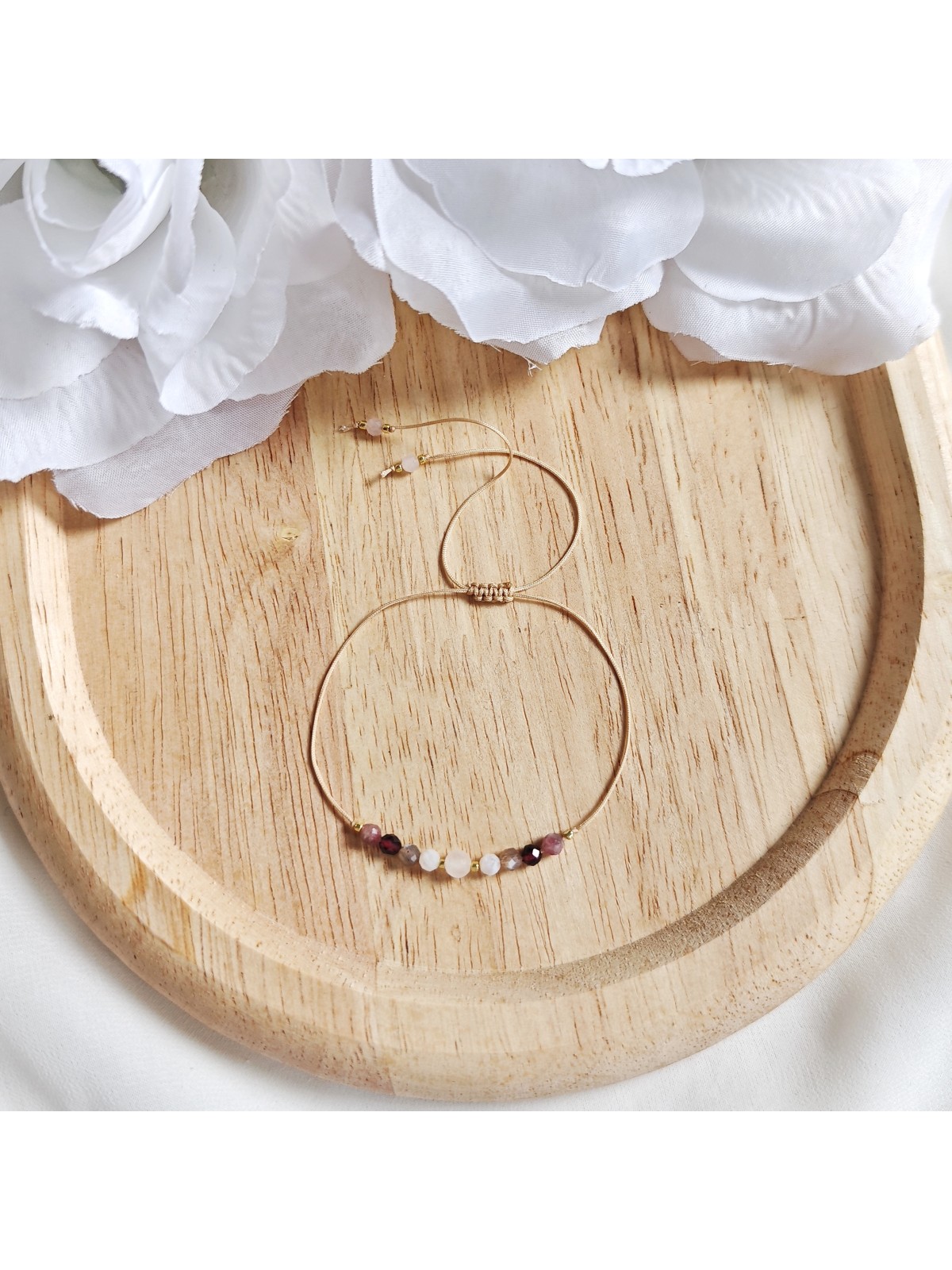 delikatna bransoletka z kamieniami na sznurku na prezent