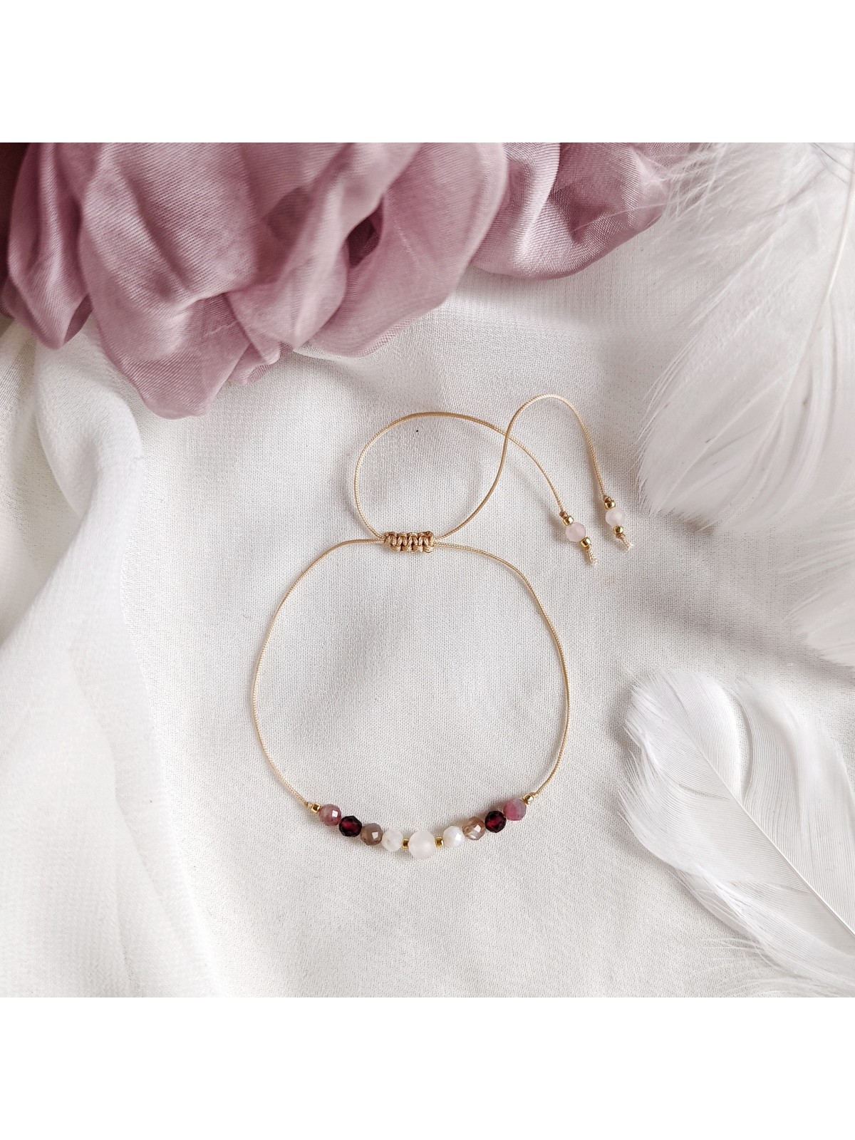 Ręcznie wykonana bransoletka na beżowym sznurku z kamieniami naturalnymi