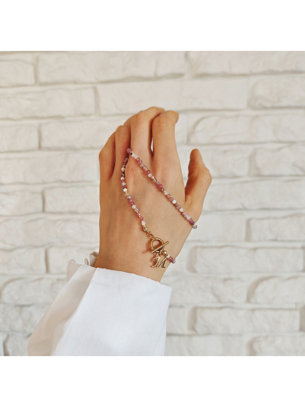 naszyjnik z kamieni naturalnych różowy z literą