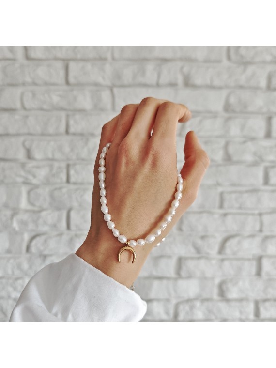 Naszyjnik z naturalnych pereł z zawieszką półksiężycem