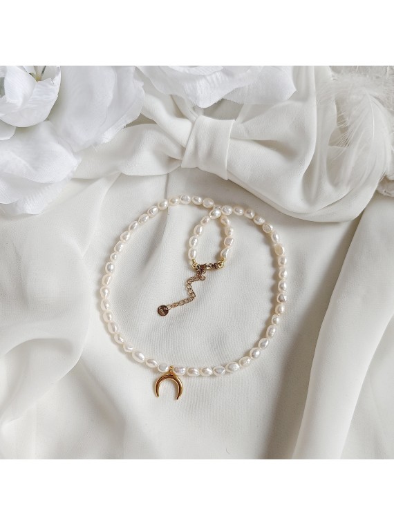 naszyjnik ze złotym półksiężycem z naturalnych pereł