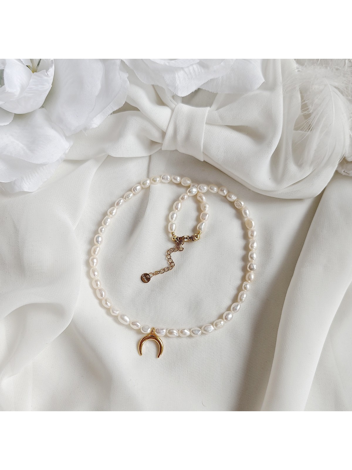 naszyjnik ze złotym półksiężycem z naturalnych pereł