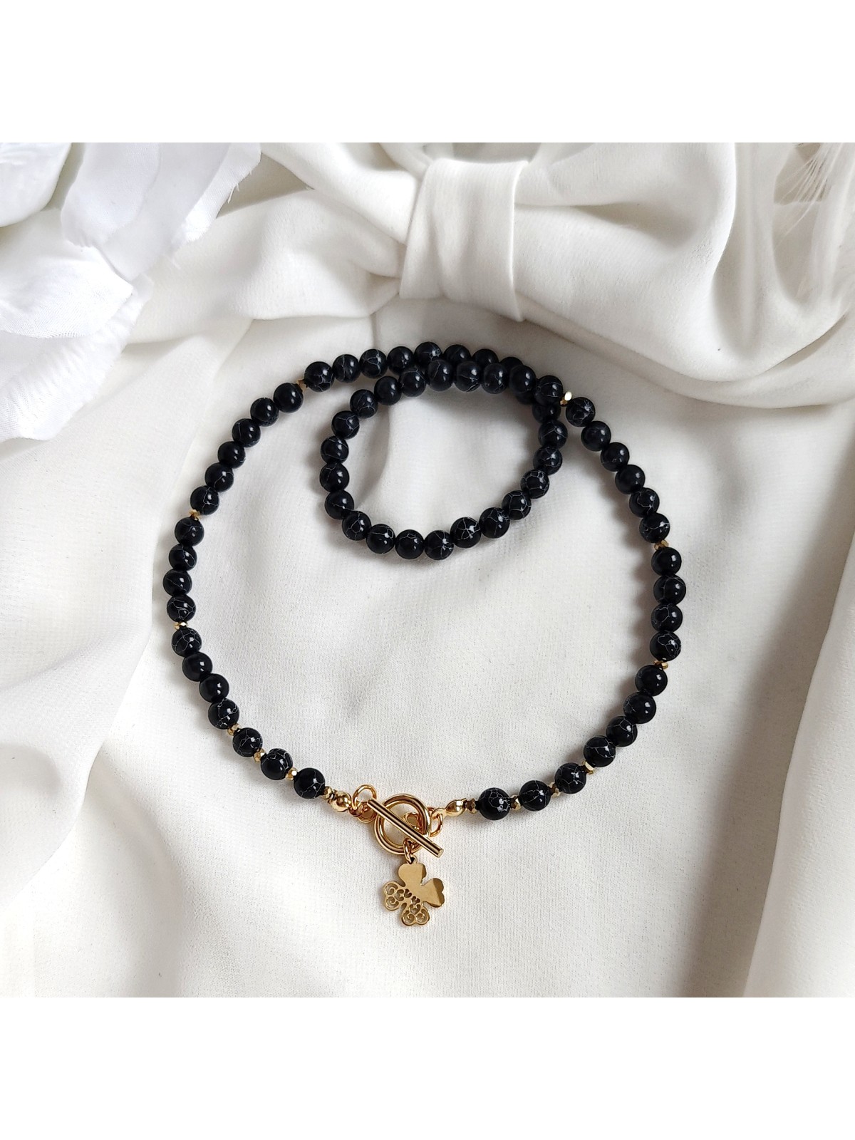 Naszyjnik z Howlitu z koniczynką