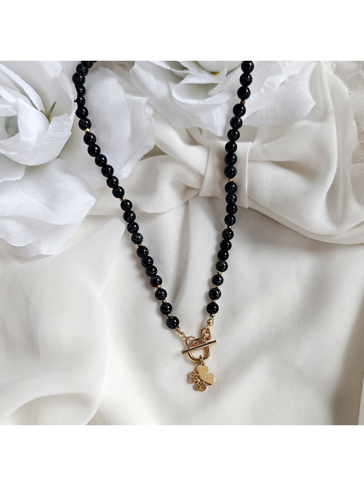 naszyjnik z kamieni naturalnych howlit z koniczynką