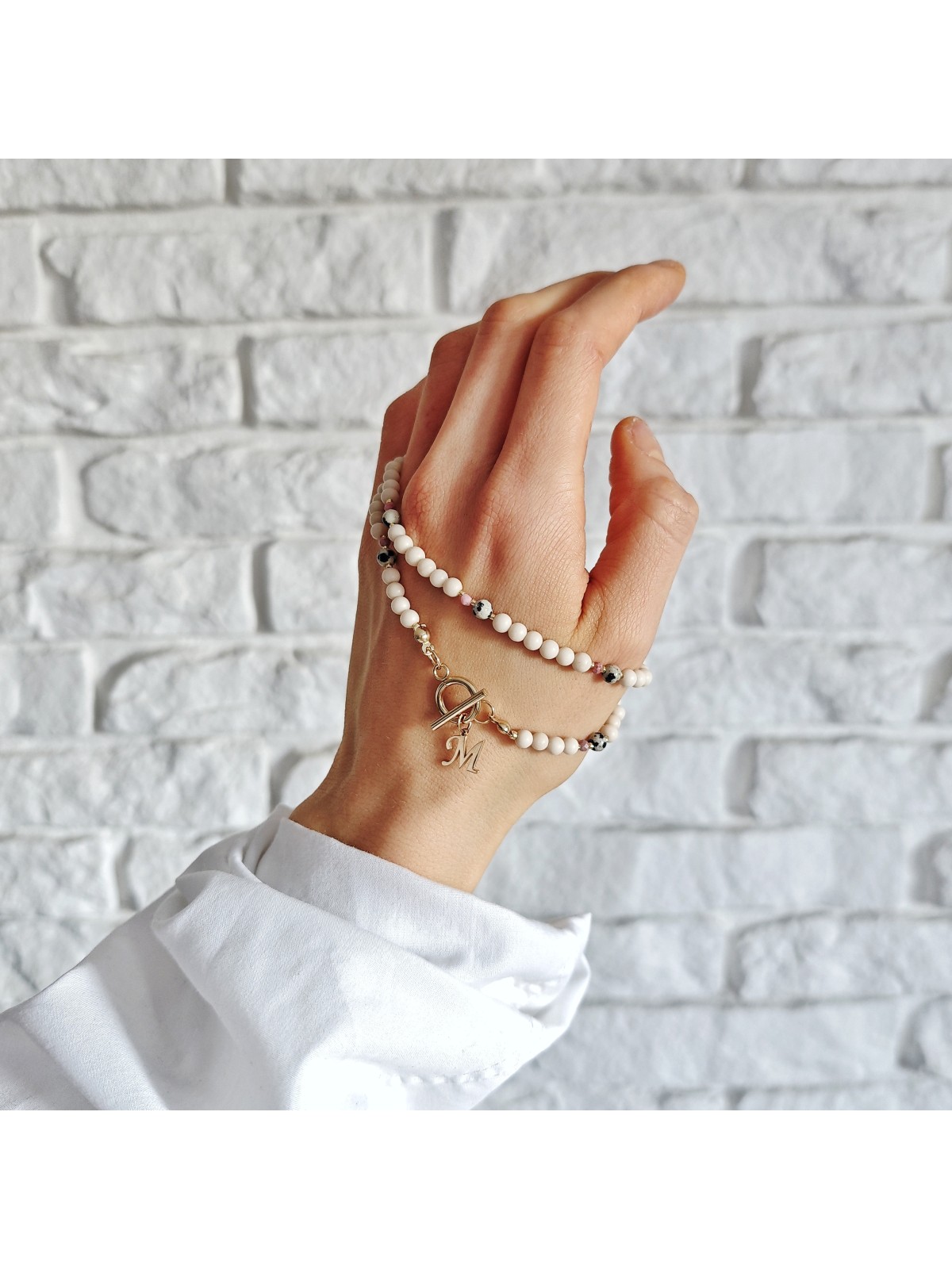 naszyjnik z literą z kamienia rzecznego jaspisu i rodonitu